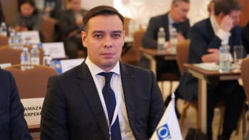 Фотография к новости: Ластаев: "Заң балаларды тартып алуға ықпал етуі мүмкін деген пікір - жалған"