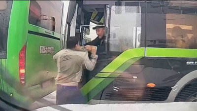 Алматыда автобус жүргізушісі адамды басып кете жаздады