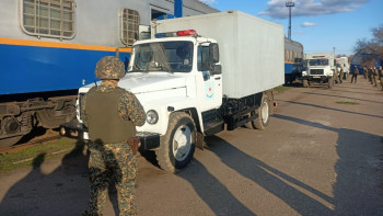 Фотография к новости: Ұлттық ұлан су басқан аймақтағы сотталғандарды басқа мекемелерге жеткізді