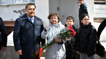 Фотография к новости: Су тасқыны. Зардап шеккен облыс орталығының алғашқы тұрғындарына пәтерлер берілді