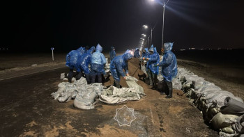 Фотография к новости: Әскери қызметшілер Петропавлдағы бөгеттерді күшейтуді қолға алды