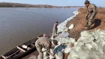 Фотография к новости: Су тасқыны. Жайық өзенін бойлай 17 мың қап төселді
