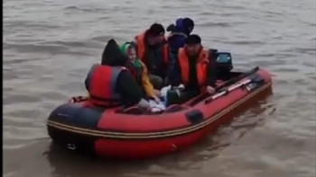 Фотография к новости: Қарағанды құтқарушылары СҚО тұрғындарына көмектесіп жатыр