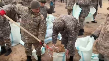 Фотография к новости: ТЖМ әскери қызметшілері су тасқынына қарсы жұмыстар жүргізуде