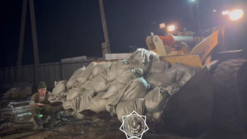 Фотография к новости: БҚО: Құтқарушылар кәсіпорынды судан қорғады