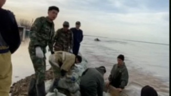 Фотография к новости: Су тасқыны. Азаматтық қорғау академиясының курсанттары 15 мыңға жуық қап төседі