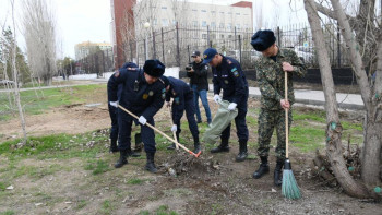 Фотография к новости: Таза Қазақстан: Сәтбаев пен Забикулин ескерткіштерін 100-ден астам адам тазартты