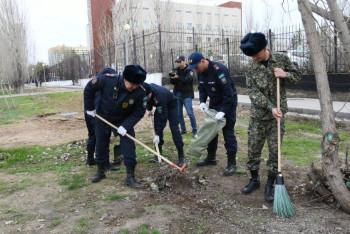 Фотография к новости: Таза Қазақстан: Сәтбаев пен Забикулин ескерткіштерін 100-ден астам адам тазартты