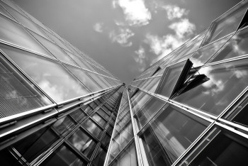 Фотография к новости: Үш айда жеті сәби терезеден құлап кетті