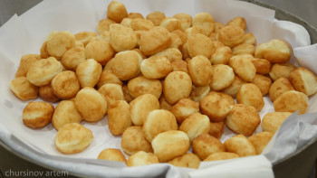 Фотография к новости: Ауыл тұрғындары әскерилер мен волонтерларға бауырсақ пісіріп алып келген