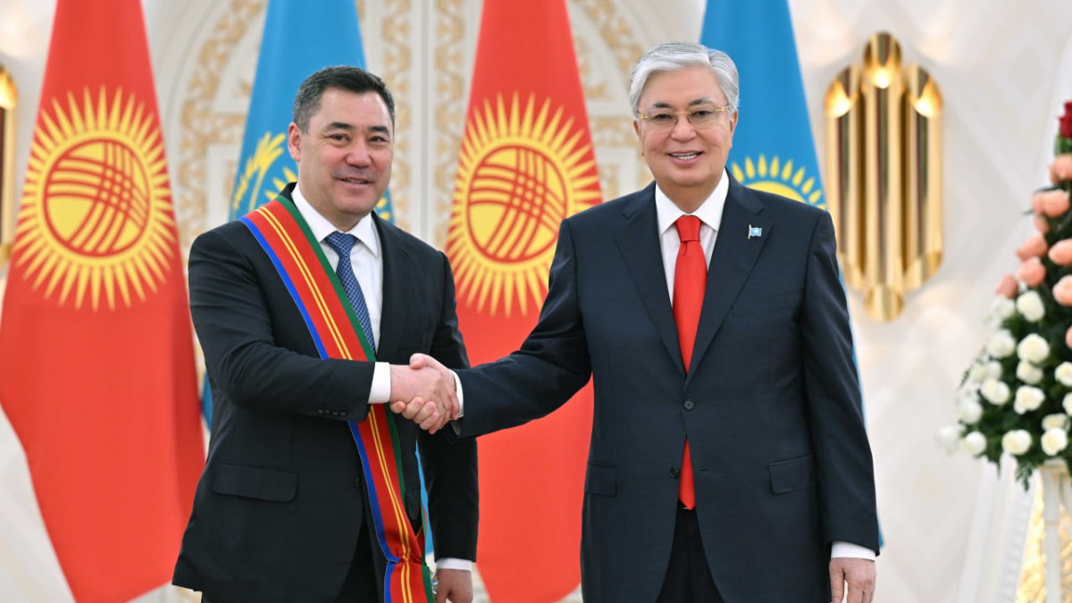Тоқаев Қырғызстан Президенті Садыр Жапаровты «Достық» орденімен марапаттады