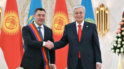 Тоқаев Қырғызстан Президенті Садыр Жапаровты «Достық» орденімен марапаттады