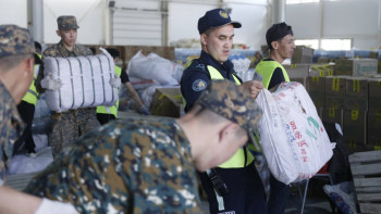 Фотография к новости: Полицейлер гуманитарлық көмекті тасымалдауға көмектесіп жатыр