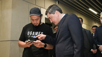 Фотография к новости: "Көмектесуіміз керек". Олжас Бектенов Astana Hub стартап-жобаларымен танысты