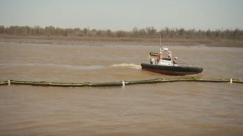 Фотография к новости: Атырауда стратегиялық нысандарды сақтап қалу үшін қорғаныс бондар орнатылуда