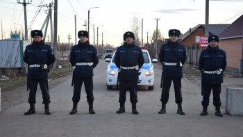 Фотография к новости: Су тасқыны болған жердегі мүлікті жүздеген ұландық күзетіп жүр