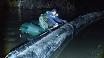 Фотография к новости: Қарағандылық құтқарушылар СҚО-да көлге құбыр орнатты