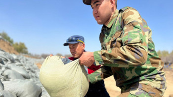 Фотография к новости: Шымкенттік құтқарушылар Атырауда  су тасқынына қарсы жұмыстарды жалғастыруда