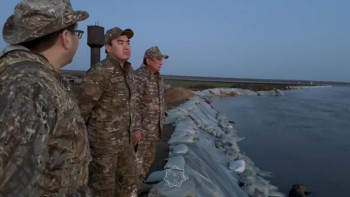 Фотография к новости: Министр Әрінов Батыс Қазақстандағы бөгеттерді тексерді