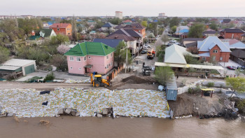 Фотография к новости: Атырауда екі аптада 200 шақырымнан астатын жағалауды нығайтатын бөгет салды