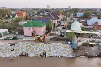 Фотография к новости: Атырауда екі аптада 200 шақырымнан астатын жағалауды нығайтатын бөгет салды