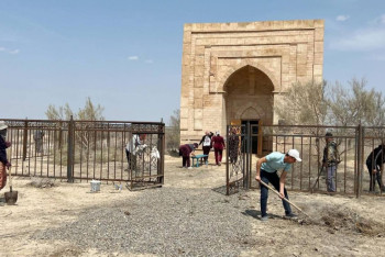 Фотография к новости: Қазақстандықтар бір аптада 717 тарихи-мәдени ескерткішке тазалық жұмысын жүргізді