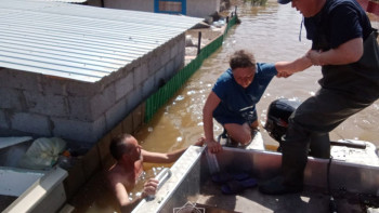 Фотография к новости: Орал маңындағы саяжайлардан кетуден бас тартқан тұрғындар шұғыл эвакуациялануда
