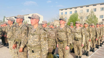 Фотография к новости: Әскерилер Оралға арнайы бортпен аттанды