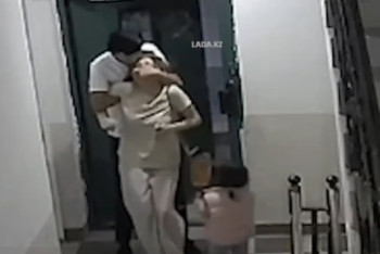 Ақтауда күйеуі балаларының көзінше әйелін аяусыз сабаған