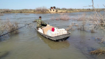 Фотография к новости: Құтқарушылар тұрғындарға азық-түлік тасымалдады