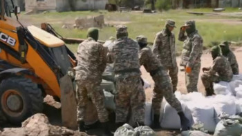 Фотография к новости: Атырауда әскери міндетті азаматтар жаға бекіту жұмыстарына жұмылдырылды
