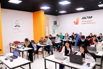 Фотография к новости: JOLTAP жобасы. 19 жастағы түлек екі апта ішінде Астанадан жұмыс тапты
