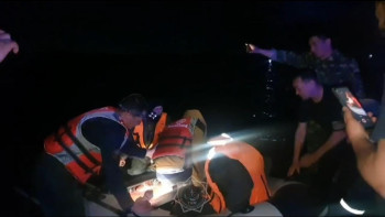 Фотография к новости: Батыс Қазақстанда құтқарушылар адамдарға моторлы қайықпен көмек көрсетті