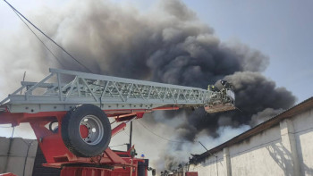 Фотография к новости: Қостанайда тұрмыстық химия сақталған қойма өртенді