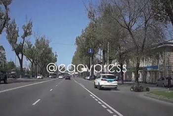 Фотография к новости: Алматыда полиция көлігі мопед жүргізушісін қағып кетті