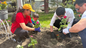 Фотография к новости: Фоторепортаж: Алматыда көктемгі гүл отырғызу жұмыстары басталды