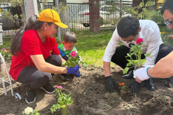 Фотография к новости: Фоторепортаж: Алматыда көктемгі гүл отырғызу жұмыстары басталды