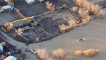 Фотография к новости: Су тасқыны. Елордалық құтқарушылар СҚО тұрғындарын эвакуациялап жатыр