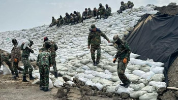 Фотография к новости: Атырауда су тасқынына қарсы іс-шаралар үздіксіз жүргізілуде