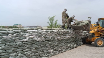 Фотография к новости: Ұландықтар су басқан аймақтарда 1 миллионнан астам қап дайындады