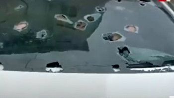 Фотография к новости: Қытайда жауған бұршақ көлік әйнектерін шұрқ-тесік етті