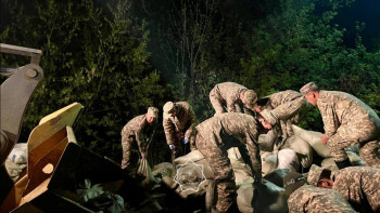 Фотография к новости: Әскерилер Орал қаласында бөгеттерді нығайтуда