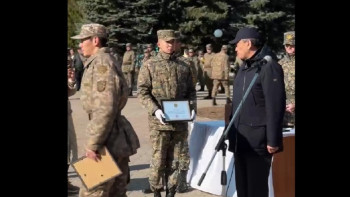 Фотография к новости: Петропавлдықтар тасқынмен күресте көмектескен әскерилерді шығарып салды