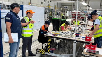 Фотография к новости: Көлік министрлігінің өкілдері локомотив құрастыру зауыттарына барды