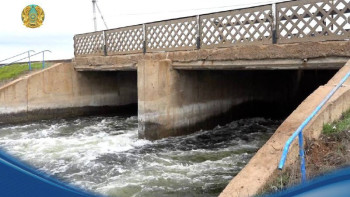 Фотография к новости: Ресейден келген тасқын су Батыс Қазақстандағы Қамыс-Самар көлдеріне жіберілді