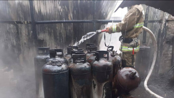 Фотография к новости: Алматыда газ баллондары сақталған үй өртенді