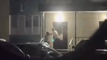 Фотография к новости: Алматыда ер адамның әйелді ұрып жатқан сәті видеоға түсіп қалды