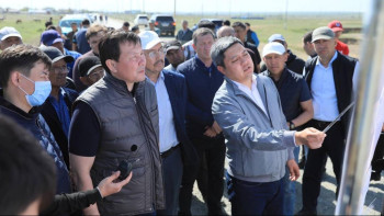 Фотография к новости: Шахаров Мұғалжар ауданындағы су тасқынынан зардап шеккен үш елді мекенге барды