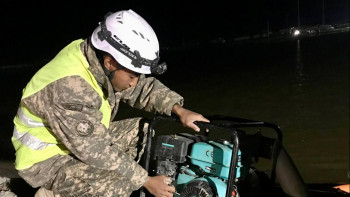 Фотография к новости: Әскери қызметкерлер Құлсарыда су тасқынына қарсы іс-шараларды атқаруда