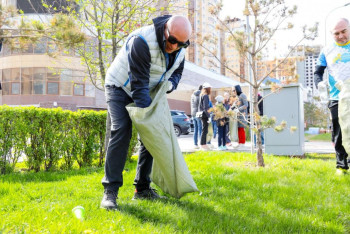 Фотография к новости: Астанада марафонға қатысушылар жарыстан кейін қоқыс жинады